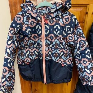 Patagonia toddler 2-piece snowsuit. Used lightly. Excellent condition.